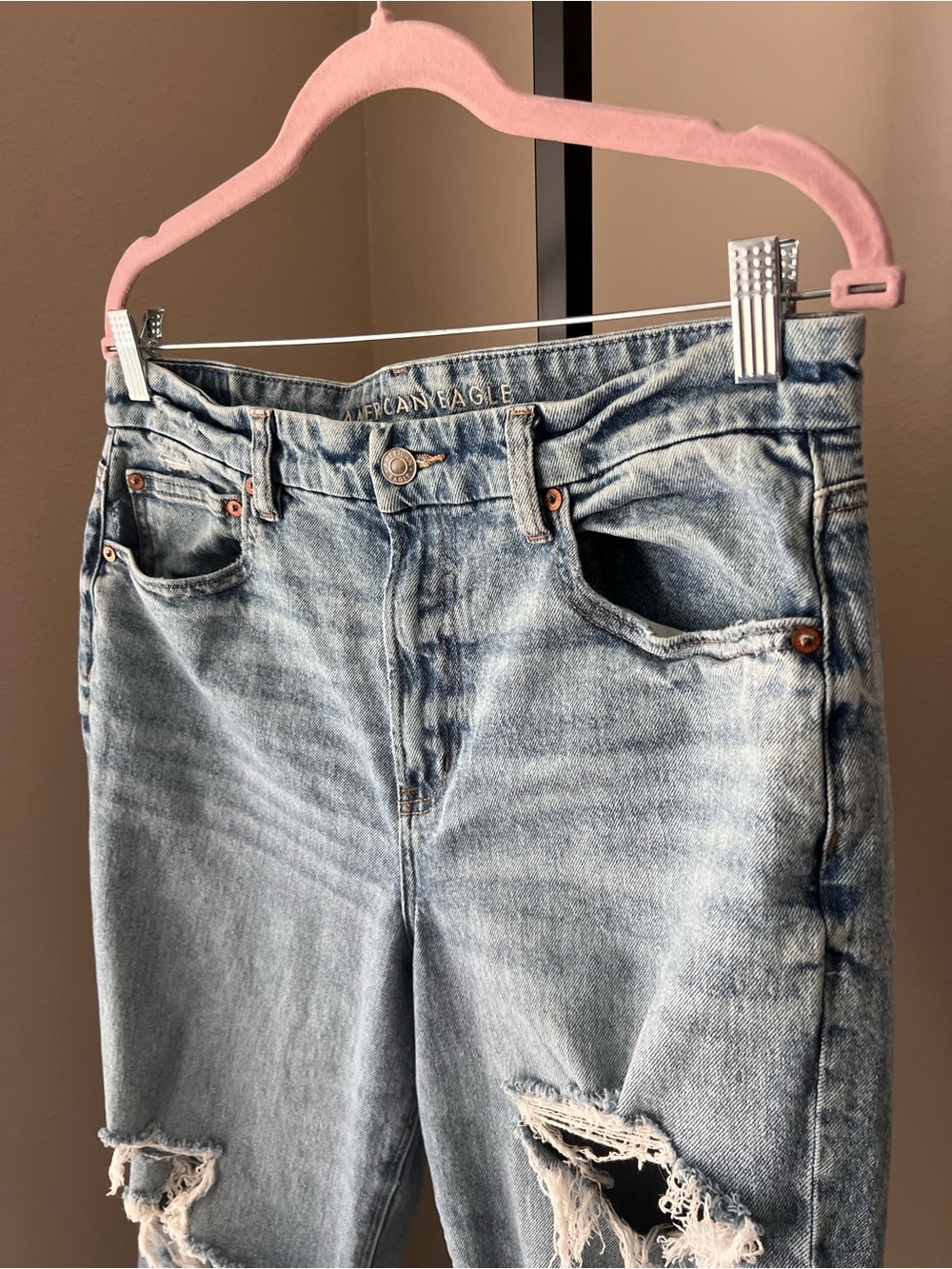 American Eagle Outfitters Light Blue wash ripped  Jeans - Picture 4 of 10